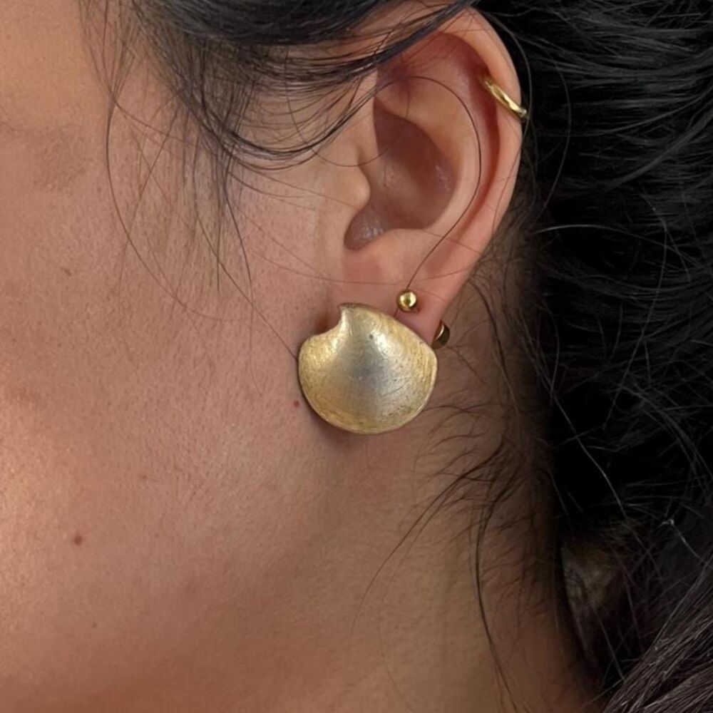 Vintage small gold tone seashell clip‎ on earring signed Trifari